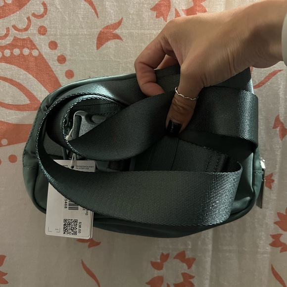 BRAND NEW WITH TAGS! LULULEMON ATHLETICA everywhere belt bag - tidewater teal - Picture 2 of 3